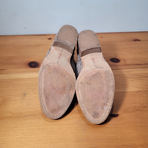 Vince Camuto Prastata Suede Woven Laser Cut Taupe Booties Womens Sz 9 Boots - Picture 10 of 10